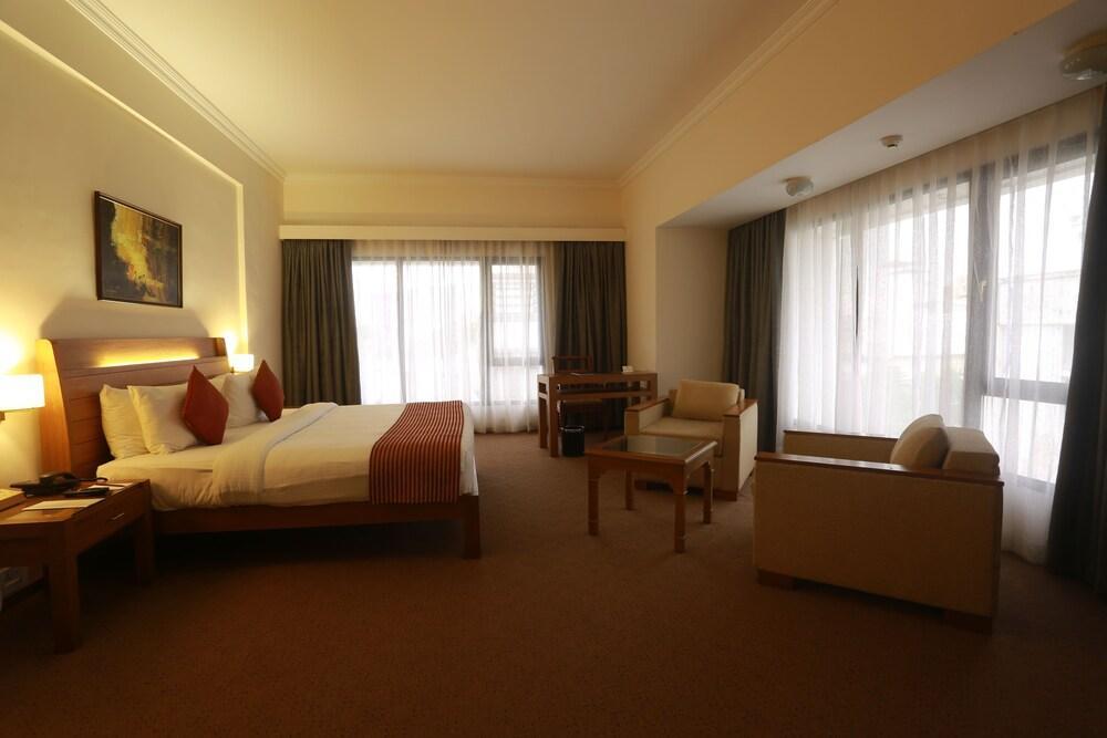 Hotel The Avenue Regent Kochi Esterno foto